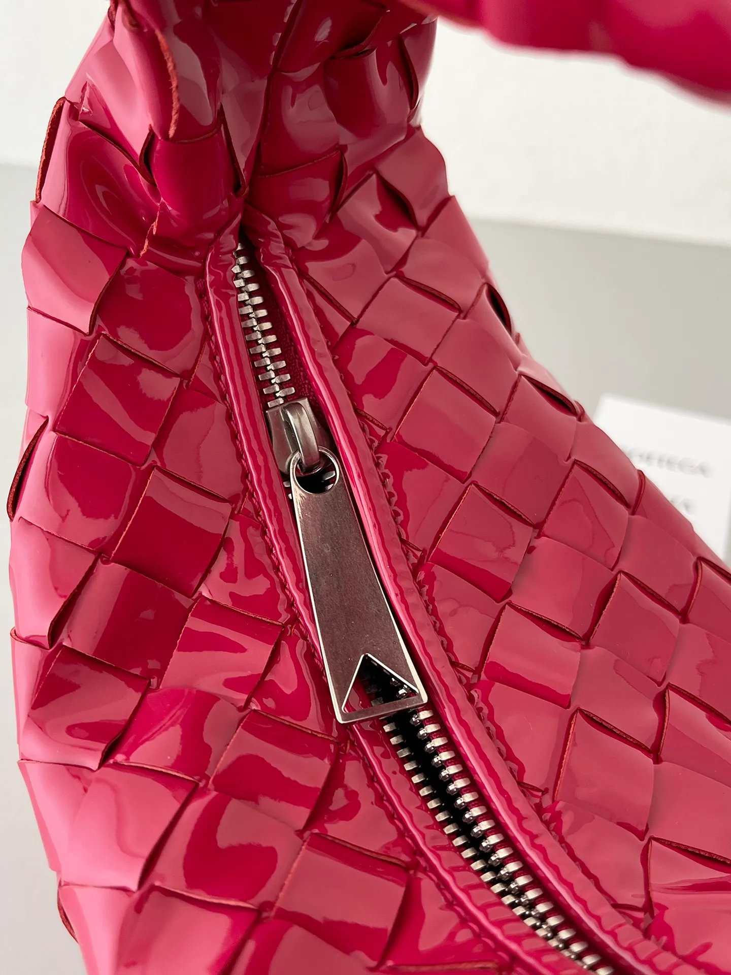 Mini Jodie Patent Leather New Color Bottega Veneta ͙.——The latest woven knotted hobo, the bag has a unique shape, is particularly practical and durable. It retains the traditional woven elements while being a little more flamboyant ~ Made of hand-woven cowhide, zipper opening and closing, curved seamless structure, effortless to match, highly recommended ⚠️⚠️⚠️ Size: 23cm*15cm*5cm